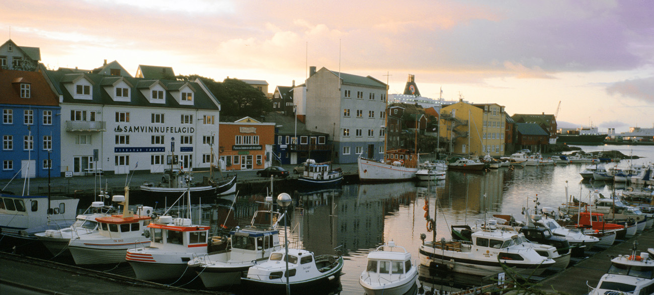isl_028 torshavn pano.jpg - Danemark Iles Féroé, août 2003 : Ile de Streymoy le port de plaisance de Torshavn à l'aube Fuji Astia 100
